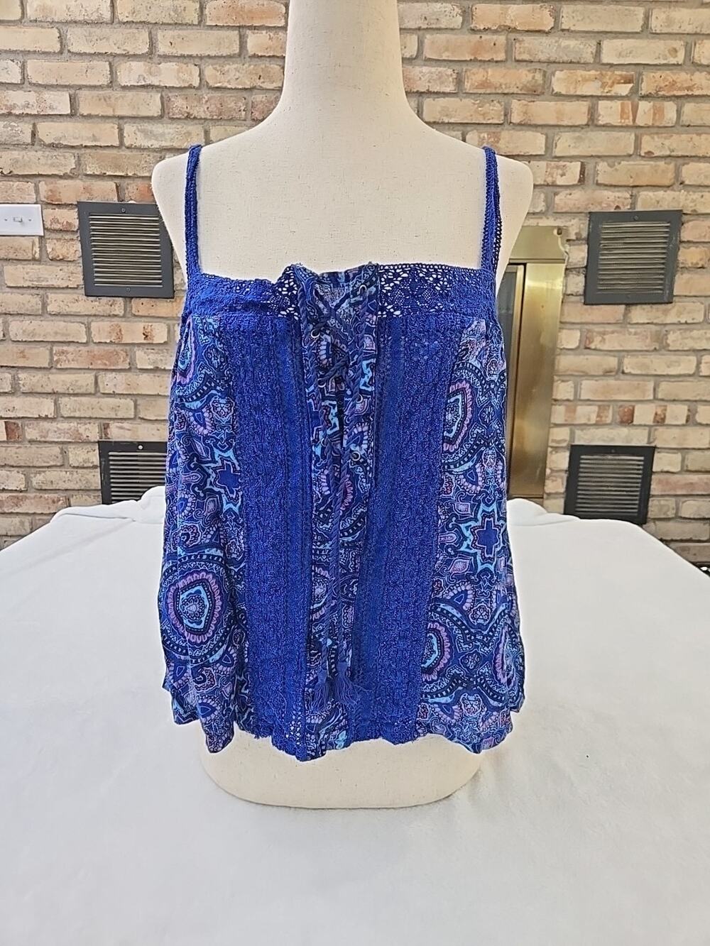Hollister Paisley Crochet Cropped Tank Top Womans Sz Large Peasant Boho Preppy